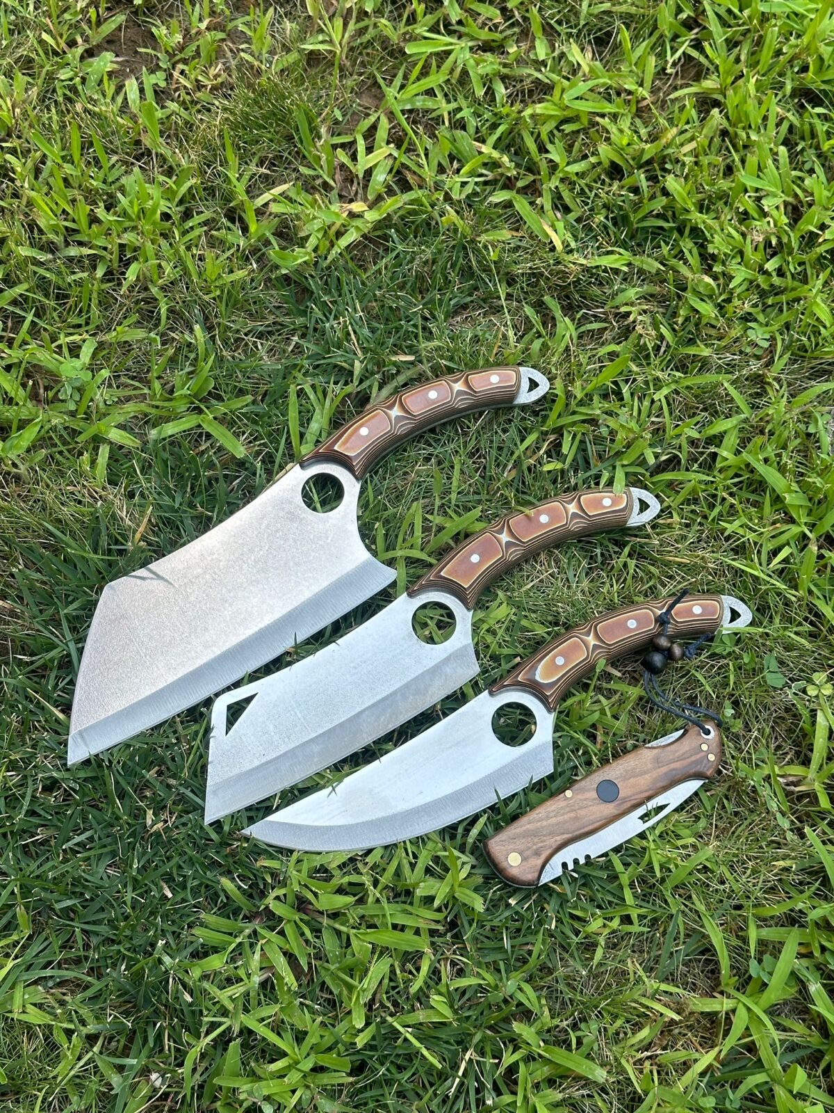 WhatsApp Image 2024-08-18 at 14.25.59 (2) Verzalit Kabza Almazan Şef Bıçağı – Verzalit Kabza Satır Model Şef Bıçağı – Verzalit Kabza Şef Bıçağı - Sırttan Kilitli Yaylı Çakı - Görsel 2